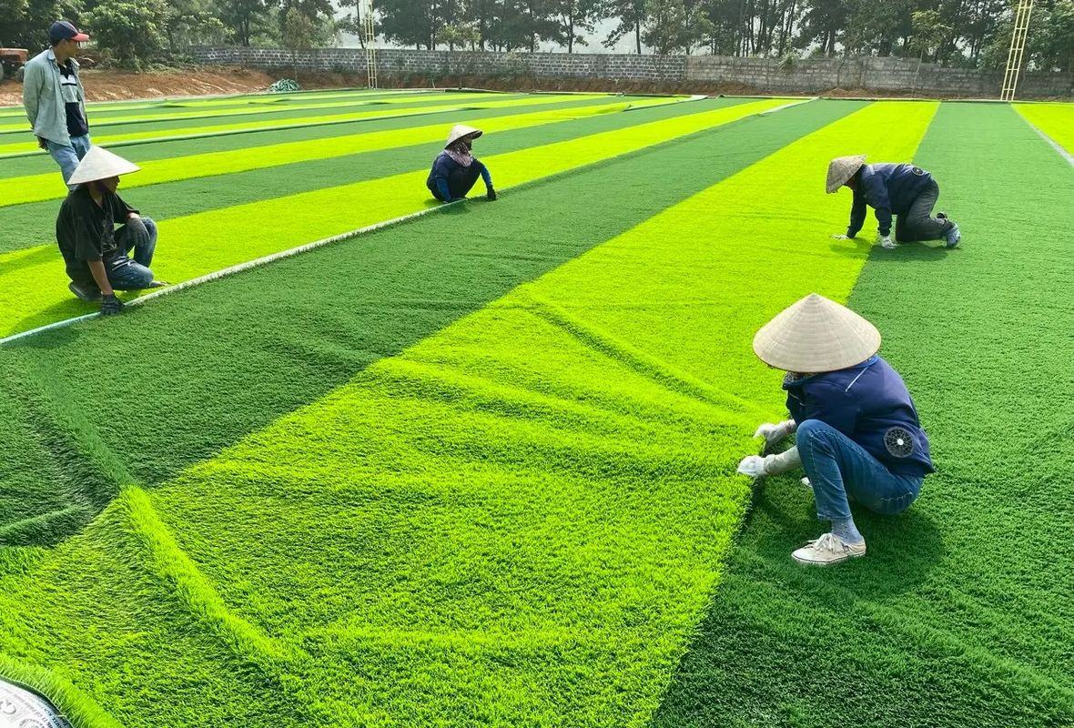 Thi công nền, thoát nước và trải cỏ cho sân bóng cỏ nhân tạo Thi công nền, thoát nước và trải cỏ cho sân bóng cỏ nhân tạo