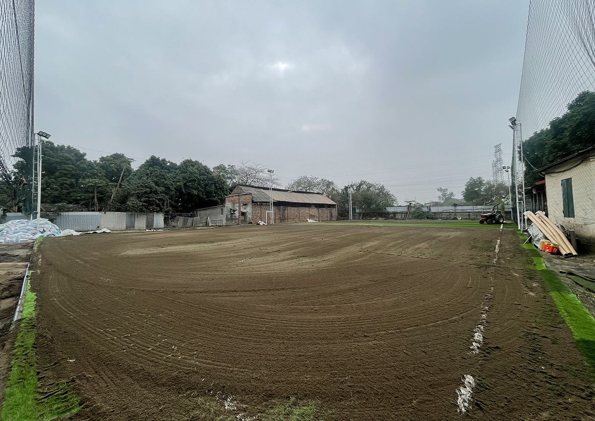 Bổ sung cát và hoàn thiện mặt sân