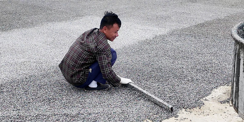 Thợ Khánh Phát cán nền cao su EPDM tại sân bóng rổ Thợ Khánh Phát cán nền cao su EPDM tại sân bóng rổ
