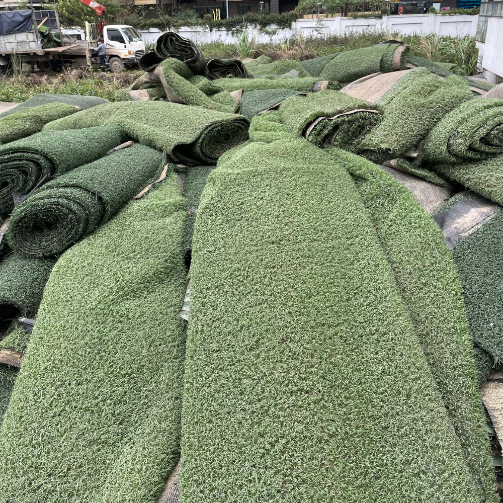 Cuộn cỏ nhân tạo cũ thanh lý tại kho Hà Nội Cuộn cỏ nhân tạo cũ thanh lý tại kho Hà Nội