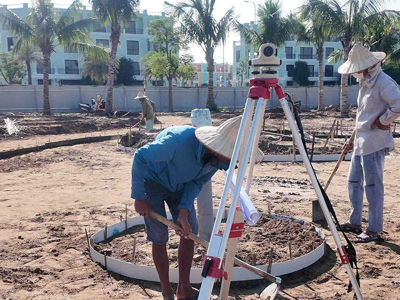 Khảo sát cao độ mặt bằng trước khi thi công cỏ nhân tạo sân vườn Khảo sát cao độ mặt bằng trước khi thi công cỏ nhân tạo sân vườn
