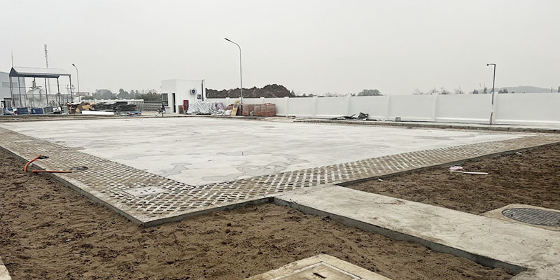 Nền sân xi măng trước khi xử lý mặt sân bóng rổ Nền sân xi măng trước khi xử lý mặt sân bóng rổ