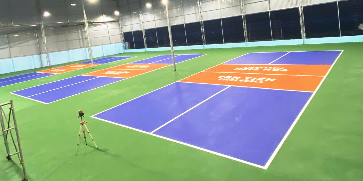 Thi công sân pickleball với nền và hệ sơn acrylic Thi công sân pickleball với nền và hệ sơn acrylic