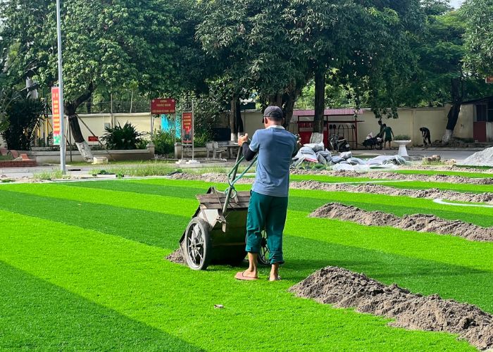 Sân bóng 11 người cỏ nhân tạo đang được Khánh Phát thi công Sân bóng 11 người cỏ nhân tạo đang được Khánh Phát thi công