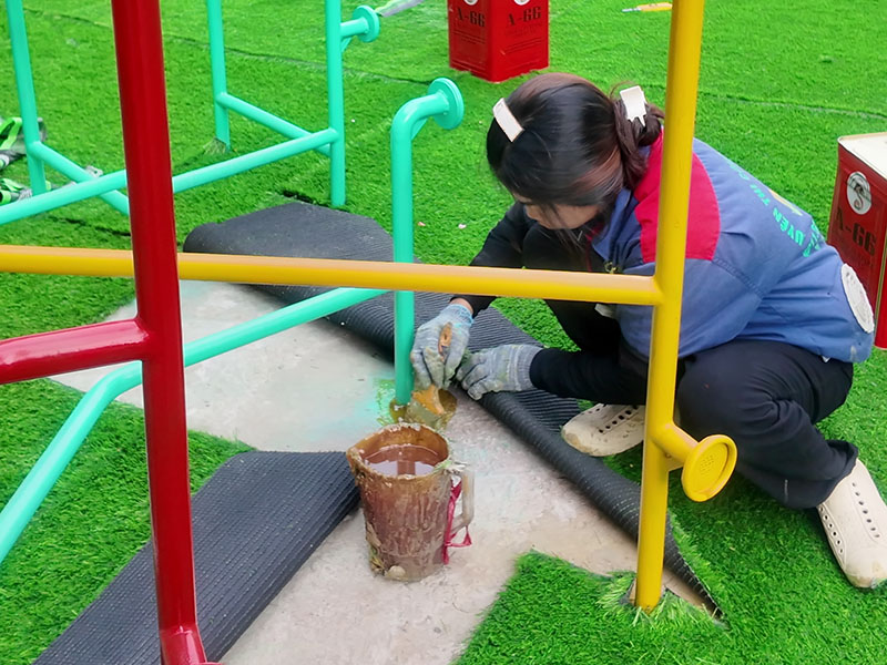 Thợ Khánh Phát dán keo tại đường nối cỏ nhân tạo sân vườn Thợ Khánh Phát dán keo tại đường nối cỏ nhân tạo sân vườn
